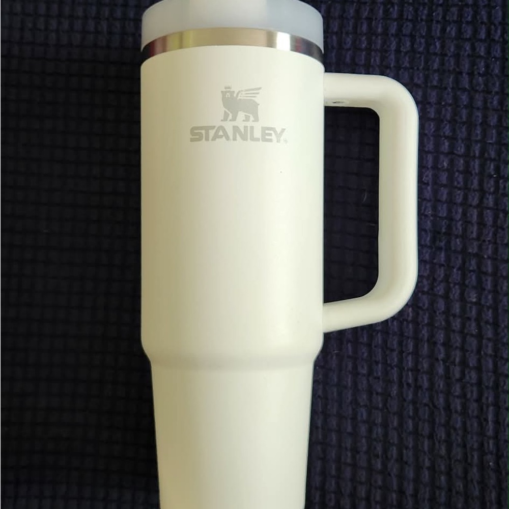 Stanley White Insulated Mug 30 OZ - Picture 2 of 5
